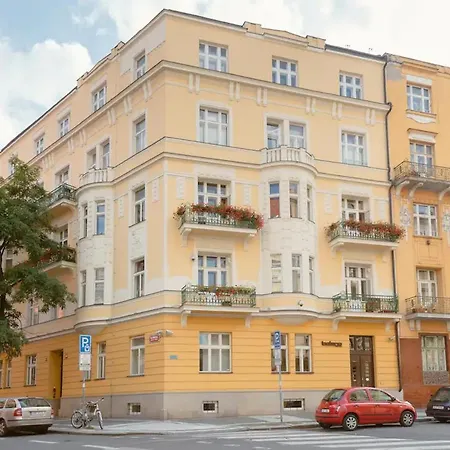 Days - One-bedroom With Workspace And Imac In Vinohrady Apartment