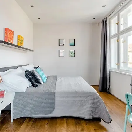 Days - One-bedroom With Workspace And Imac In Vinohrady Apartment *