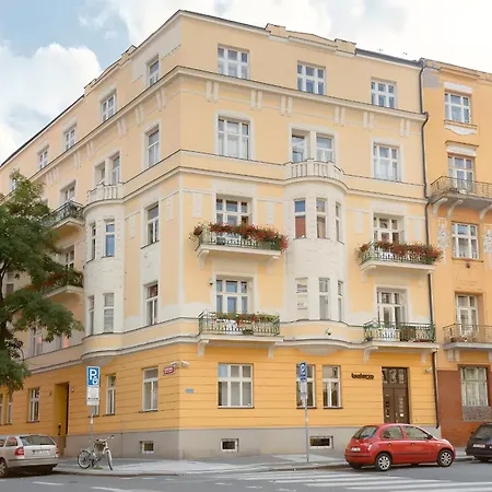Days - One-bedroom With Workspace And Imac In Vinohrady * Praha