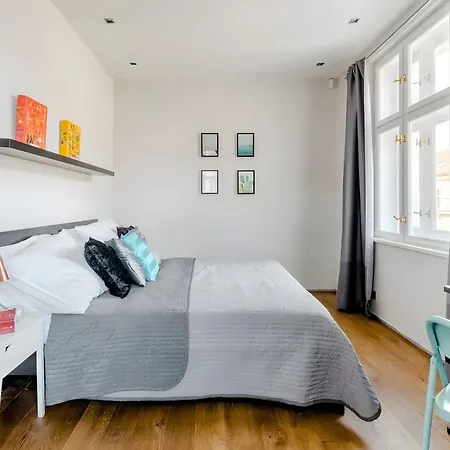 Days - One-bedroom With Workspace And Imac In Vinohrady *