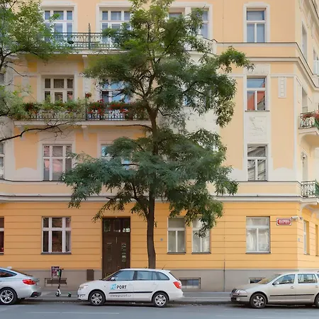 Days - One-bedroom With Workspace And Imac In Vinohrady