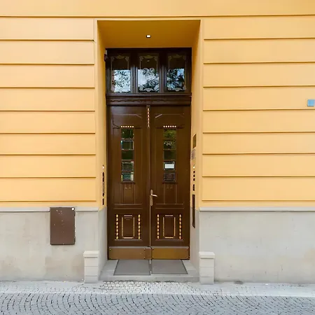 Days - One-bedroom With Workspace And Imac In Vinohrady