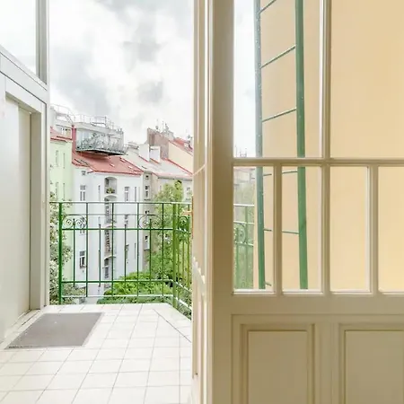 Days - One-bedroom With Workspace And Imac In Vinohrady *