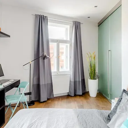 Days - One-bedroom With Workspace And Imac In Vinohrady Daire *