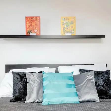 Days - One-bedroom With Workspace And Imac In Vinohrady Daire Prag